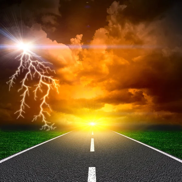 De asfaltweg met storm bliksem op sky — Stockfoto