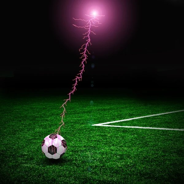 Fotbalový míč na zelené louce a blesk — Stock fotografie