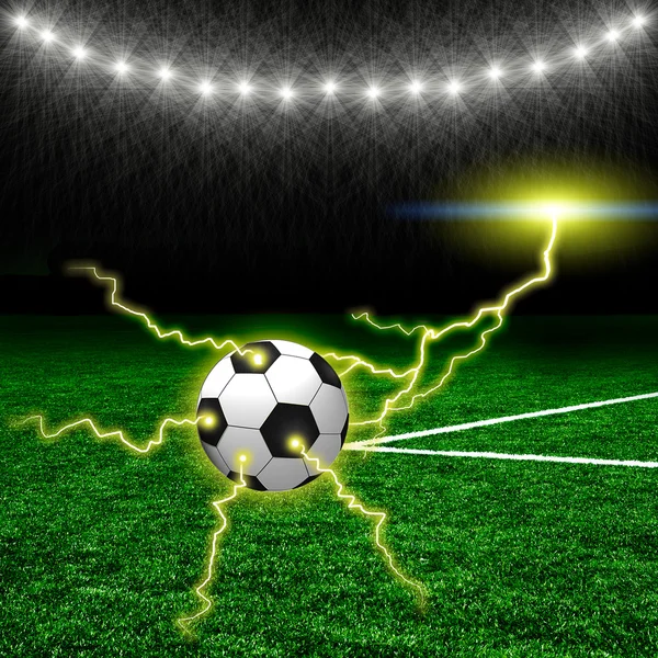 電光と緑のフィールド上にサッカー ボール — ストック写真