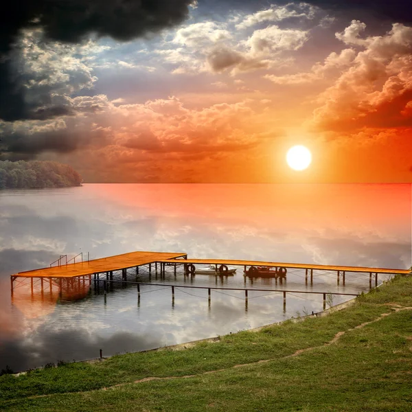 Станція човна на прекрасному озері з набором сонця — стокове фото