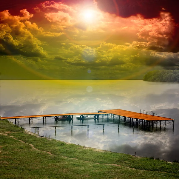 Boat station on the beautiful lake with sun set — Stock Photo, Image