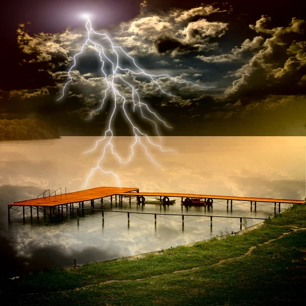 Boat station on the beautiful lake with shtorm and lightnings — Stock Photo, Image