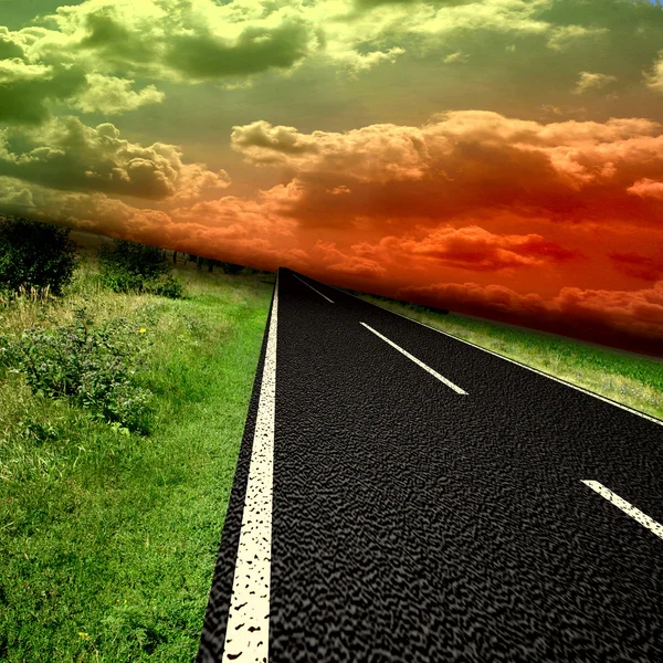 劣化アスファルトの道路とそれの上の雲 — ストック写真