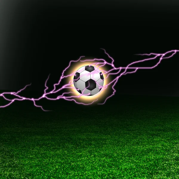 Футбольный мяч на зеленом поле с молниями — стоковое фото