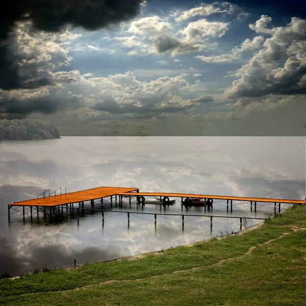 Estação de barco no belo lago com pôr do sol Fotos De Bancos De Imagens Sem Royalties