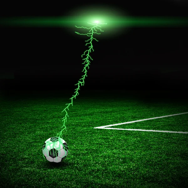 Pelota de fútbol en el campo verde y un rayo —  Fotos de Stock
