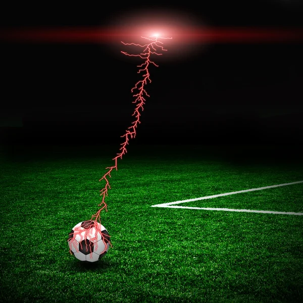 Ballon de football sur le terrain vert et la foudre — Photo