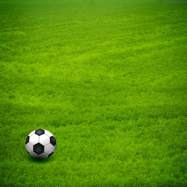 Bola de futebol no campo verde — Fotografia de Stock