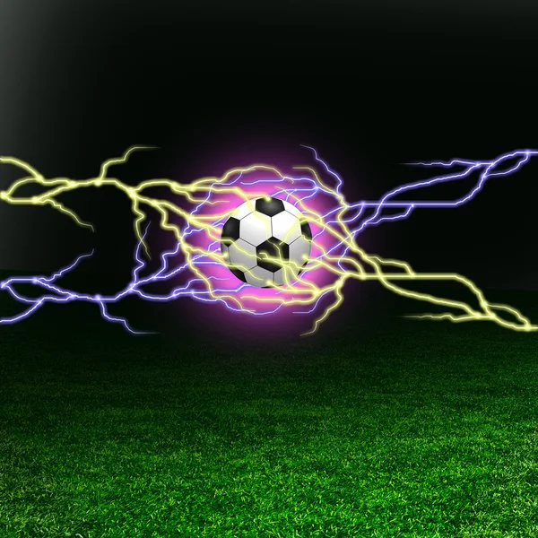 Футбольний м'яч на зеленому полі з блискавками — стокове фото