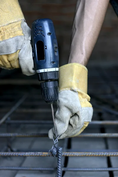 Trabajador que hace marco de metal de refuerzo para el vertido de hormigón — Foto de Stock