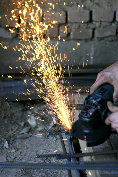 Arbetare skära metall med många vassa gnistor — Stockfoto
