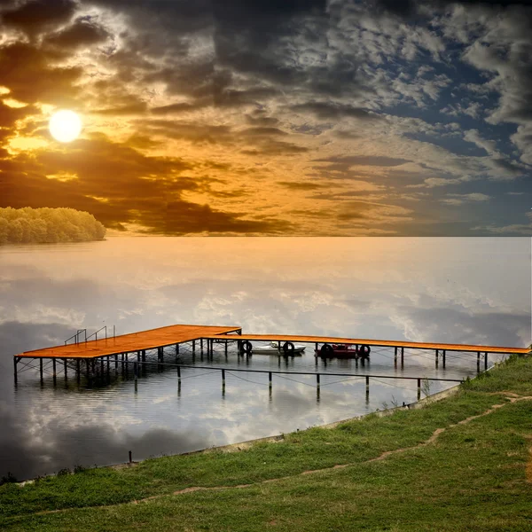 Estação de barco no belo lago com pôr do sol Imagens De Bancos De Imagens