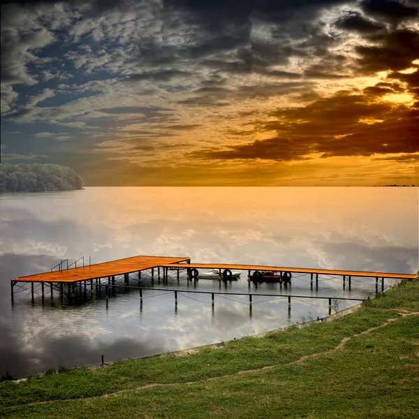 Station de bateau sur le magnifique lac avec coucher de soleil Photo De Stock