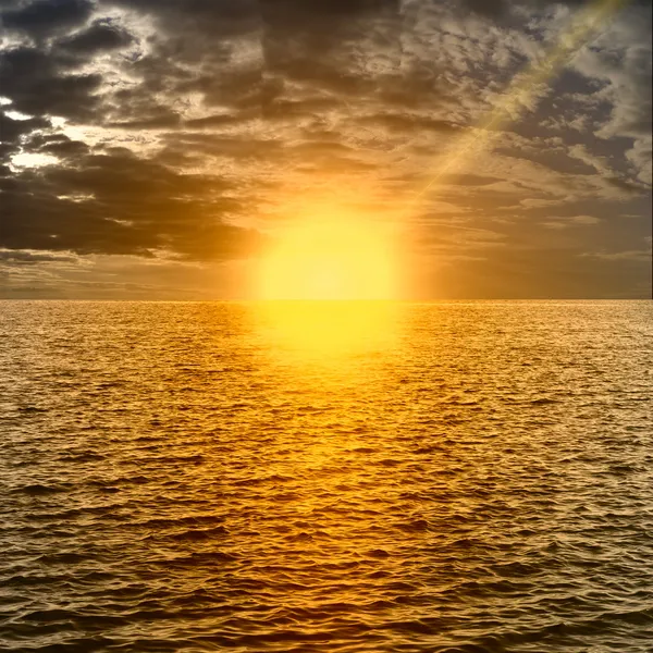 初升的太阳在地平线，黑暗的海洋，海洋上 — 图库照片
