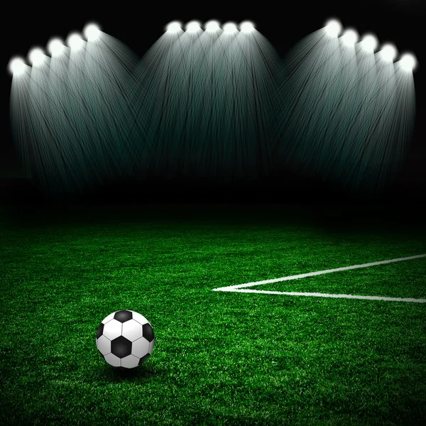 Футбольный мяч на зеленом поле и — стоковое фото