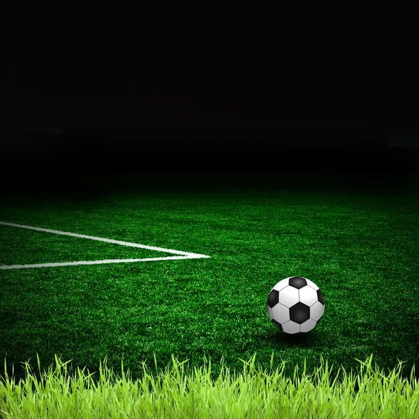 Pallone da calcio sul campo verde e — Foto Stock