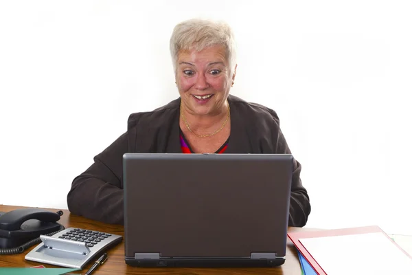 Θηλυκό ανώτερος με laptop — Φωτογραφία Αρχείου