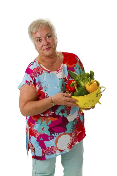 Жінка старша зі свіжими овочами — стокове фото