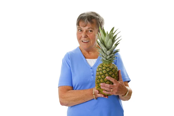 Kvinna senior håller färsk ananas — Stockfoto