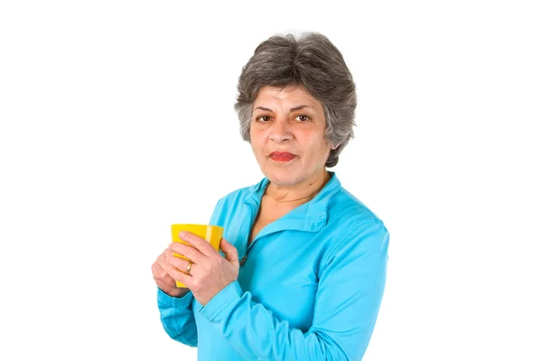 Seniorin trinkt Kaffee oder Tee — Stockfoto