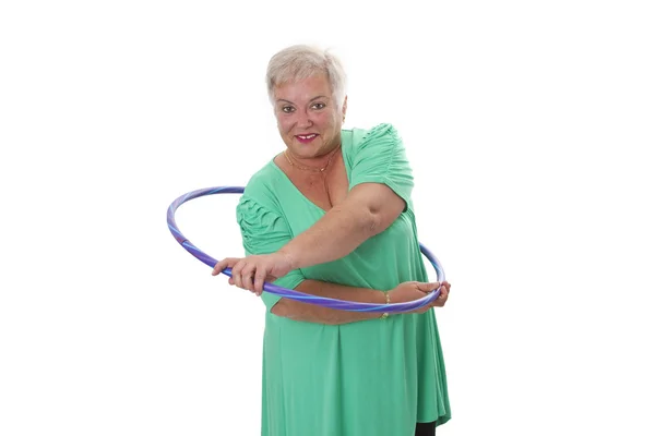Kıdemli bayan hula-hoop ile jimnastik yapıyor. — Stok fotoğraf