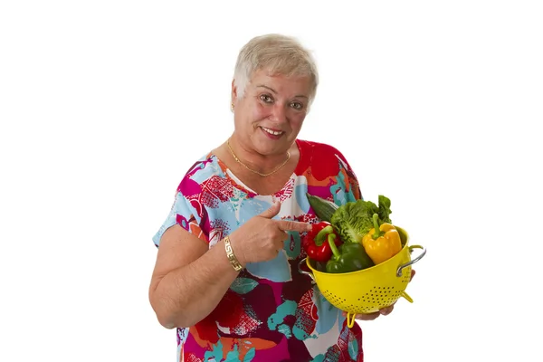 Femme âgée avec des légumes frais — Photo