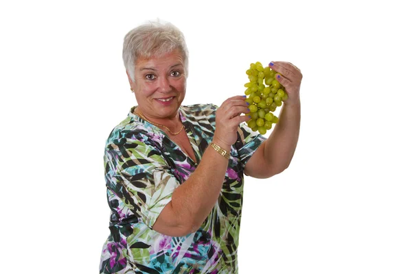 Kvinnliga senior med druvor — Stockfoto