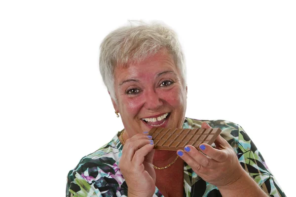 Kobieta starszy z pasek czekolady — Zdjęcie stockowe