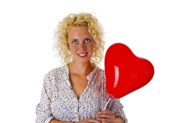 Młoda kobieta z czerwonym sercem ballon — Zdjęcie stockowe