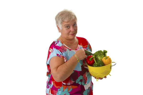 Женщина со свежими овощами — стоковое фото