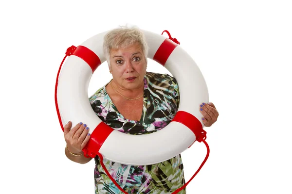 Жінка старша з рятувальним поясом — стокове фото