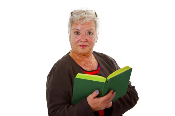 Kvinna senior läser en bok — Stockfoto