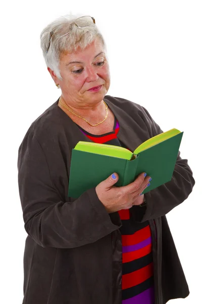Femme aînée lisant un livre — Photo