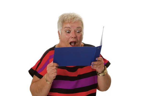 Kobieta starszy patrząc na wyciągu z rachunku — Zdjęcie stockowe
