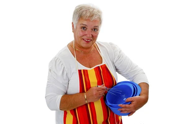Mujer ama de casa senior con cuencos y batidor de huevos —  Fotos de Stock