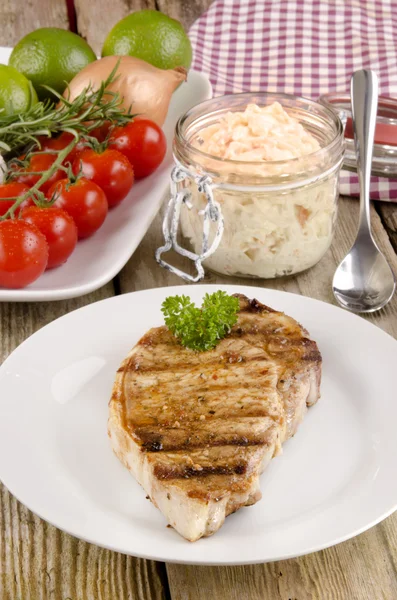 Bistecca di lonza con insalata di cavolo — Foto Stock