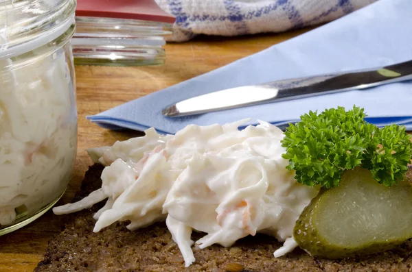 Салат из капусты на ломтике ржаного хлеба — стоковое фото