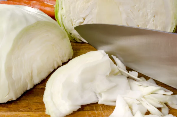 Weißkohl wird gerieben, um Krautsalat herzustellen — Stockfoto