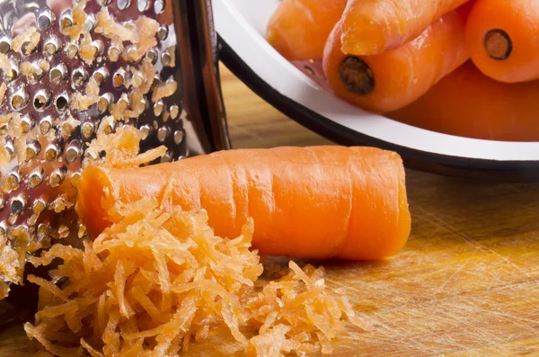 La carota è grattugiata per fare un'insalata — Foto Stock