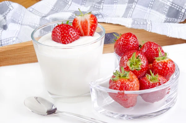 Yogur fresco con fresas orgánicas — Foto de Stock