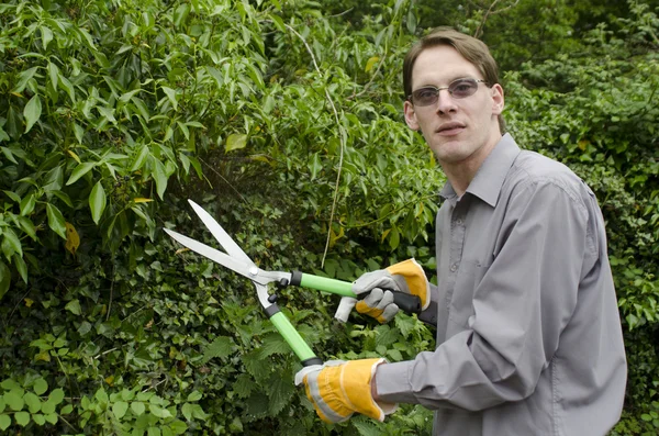 Junger Mann bei Gartenarbeit — Stockfoto