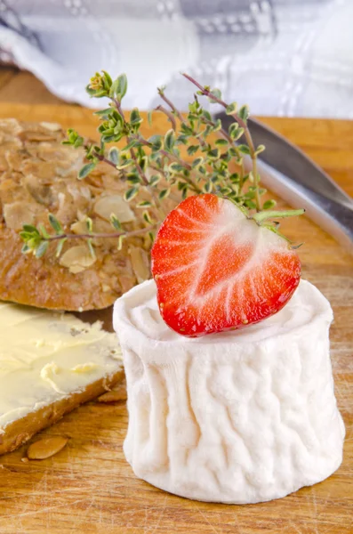 Kekik ahşap oyun tahtası keçi peyniri — Stok fotoğraf