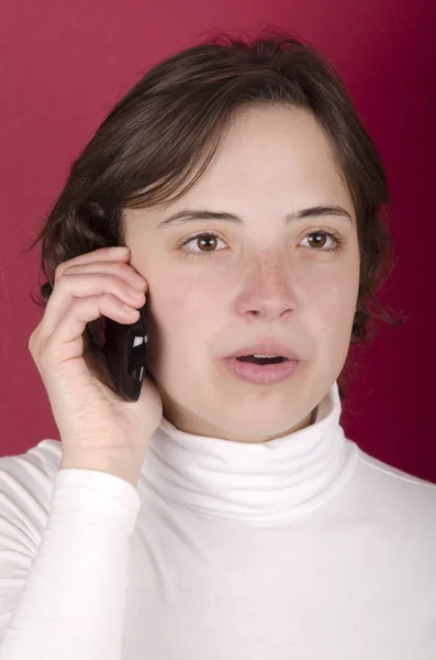 Genç kadın bir telefonla konuşuyor — Stok fotoğraf