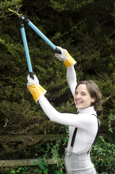 Mujer joven con guantes durante la jardinería — Foto de Stock