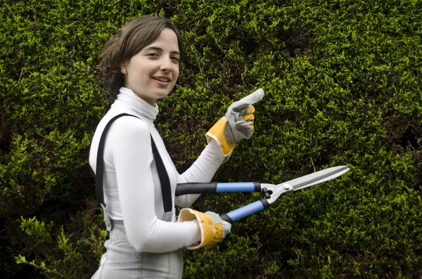 Fiatal nő kertészkedés közben — Stock Fotó
