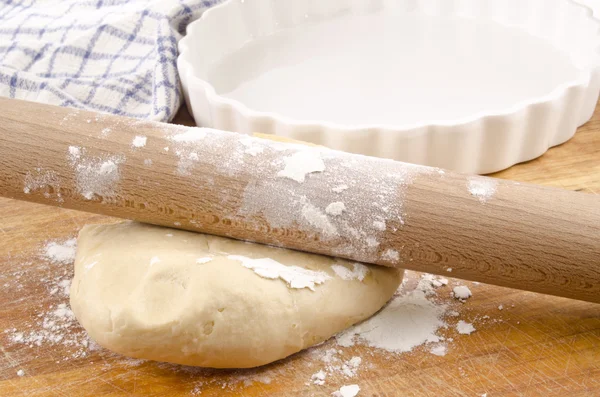 Dough to make a quiche and a kitchen roll — Stock Photo, Image