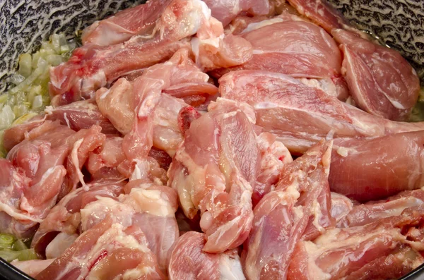 양파와 냄비에 닭고기 부품 — 스톡 사진