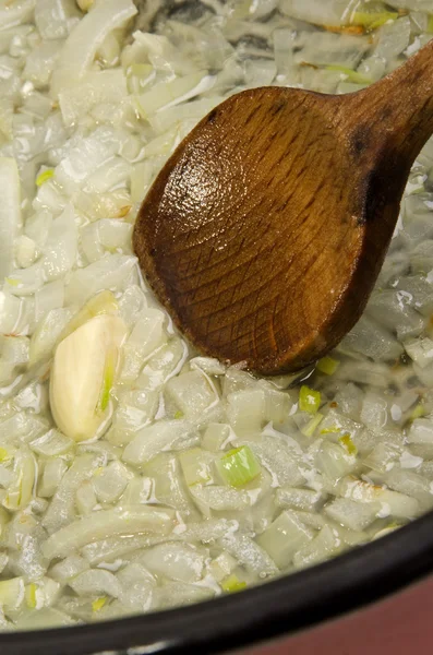 Τα κρεμμύδια και το σκόρδο είναι τηγανίζονται σε μια κατσαρόλα — Φωτογραφία Αρχείου