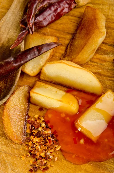温暖炸薯块配甜 chillie 酱 — 图库照片