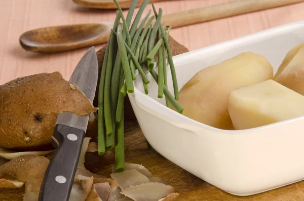 Pečené brambory s čerstvou pažitkou — Stock fotografie